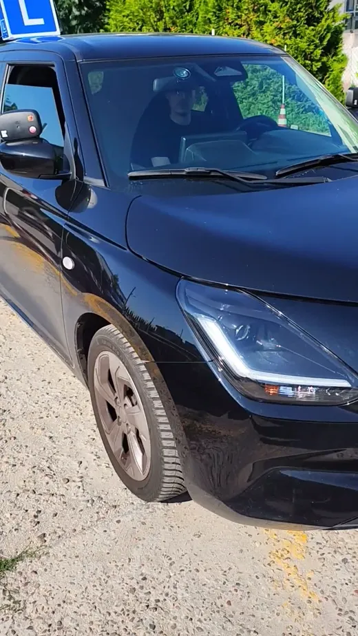 Ćwiczenie jazdy po łuku na placu manewrowym — nagranie